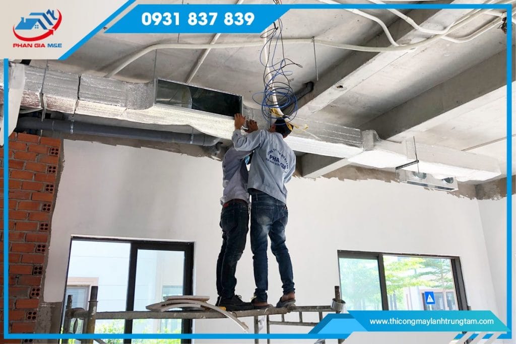 Bước 2: Xác định vị trí đặt ống rồi trét lại