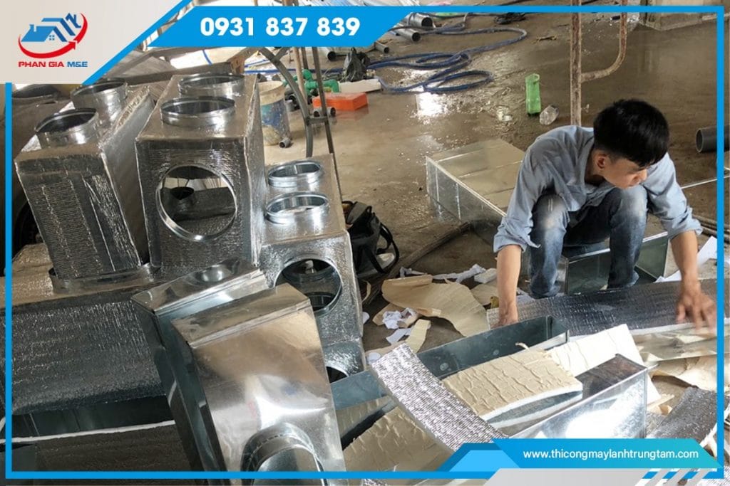 Kết nối các đường ống vào máy lạnh
