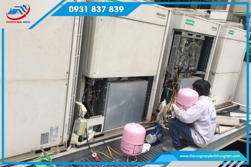 Lắp đặt bộ chia gas và bẫy nước cho máy lạnh

