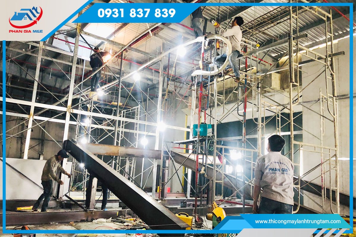 Lắp đặt đường ống gas, thoát nước và nguồn điện