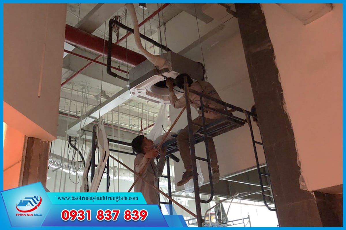 Tháo vỏ dàn lạnh và tiến hành vệ sinh